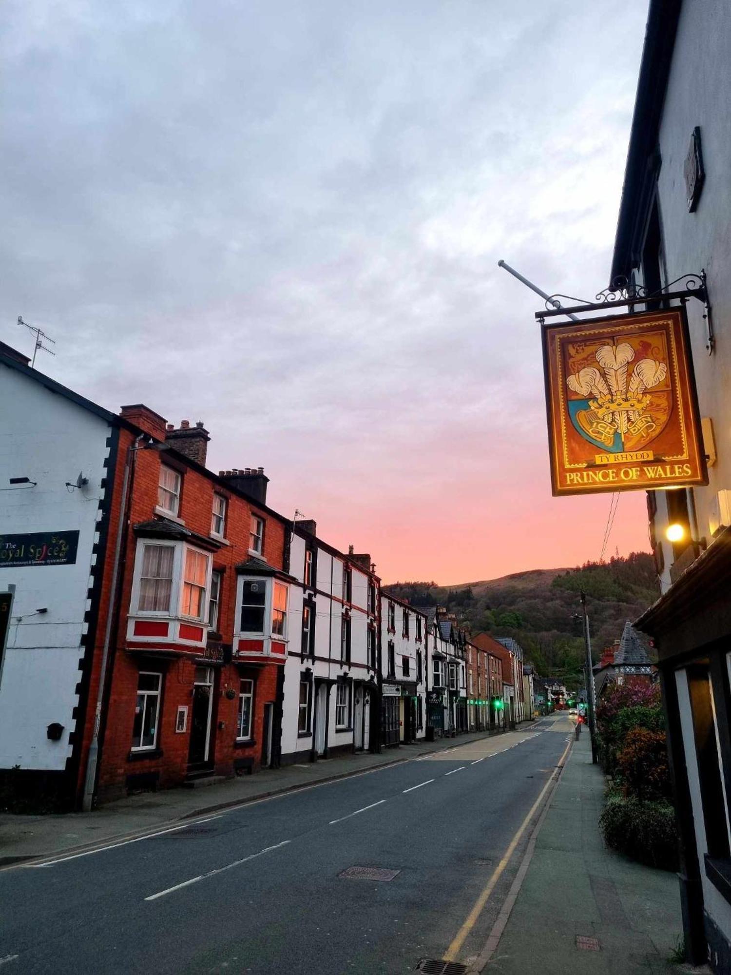 Prince Of Wales Pub And Accommodation Llangollen Ngoại thất bức ảnh